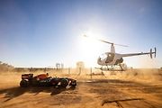 Daniel Ricciardo s vozem Red Bull RB7 F1 jezdí v terénu a překonává výzvy, které jsou pro Austrálii typické.