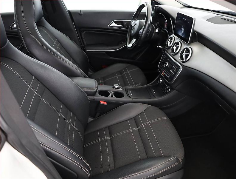 Mercedes-Benz CLA (2015) 180, Automat, Kůže, Navi - fotka 7 z 18