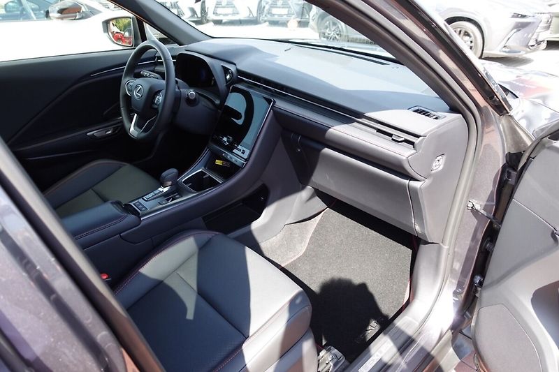 Lexus LBX 1,5 HEV Elegant Tech - fotka 13 z 35