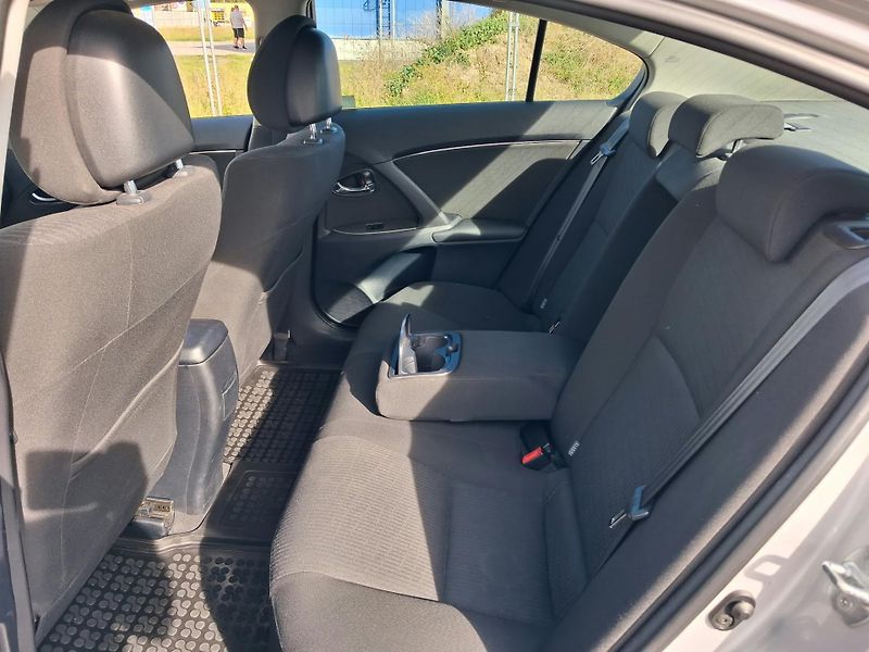 Toyota Avensis 1.8 Valvematic Business Navi - fotka 23 z 23