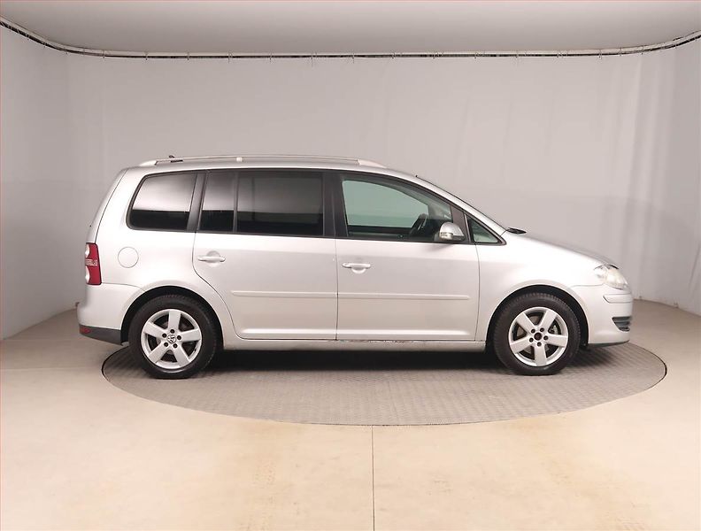 Volkswagen Touran (2007) 1.9 TDI, 7 míst, po STK, Tažné - fotka 6 z 17