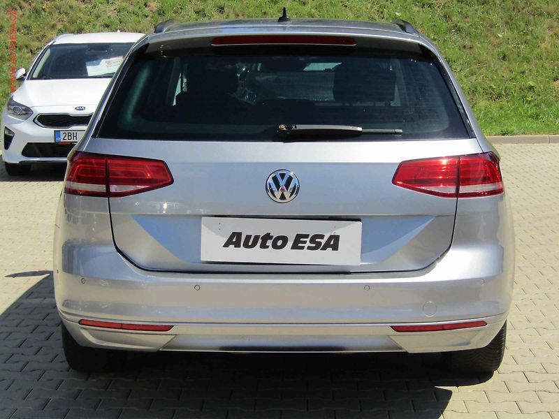 Volkswagen Passat (2018) 2.0 TDi, Comfortline, DSG - fotka 5 z 14