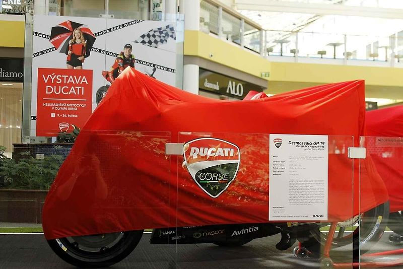 Výstava motocyklů Ducati je k vidění v obchodním centru Olympia Brno v Modřicích. Návštěvníci centra si mohou prohlédnout celkem šestatřicet exponátů, od nejstaršího z roku 1949 po nejnovější.