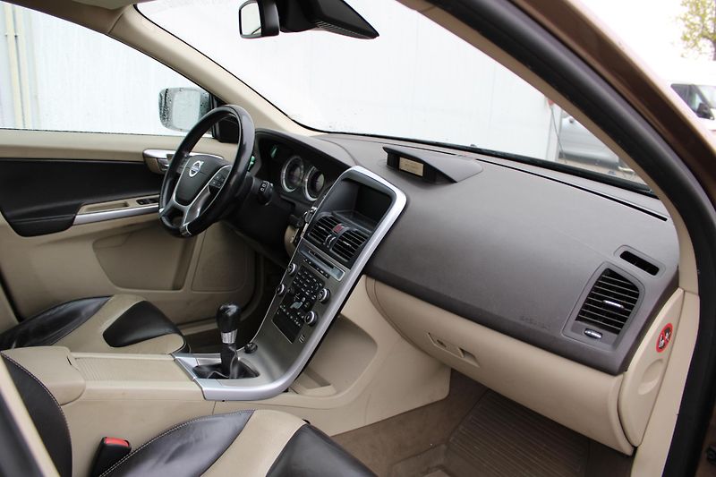 Volvo XC60 2,4D SUMMUM - fotka 8 z 22