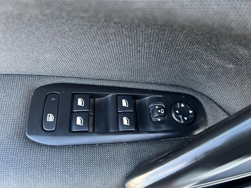 Peugeot 308 1.5HDi KLIMA KAMERA NAVI ALU - fotka 12 z 44