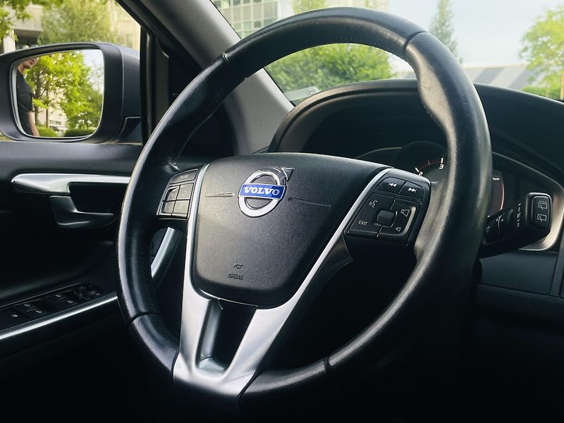 Volvo XC60 2.4D 5VÁLEC 1.MAJITEL SERVISKA - fotka 34 z 43