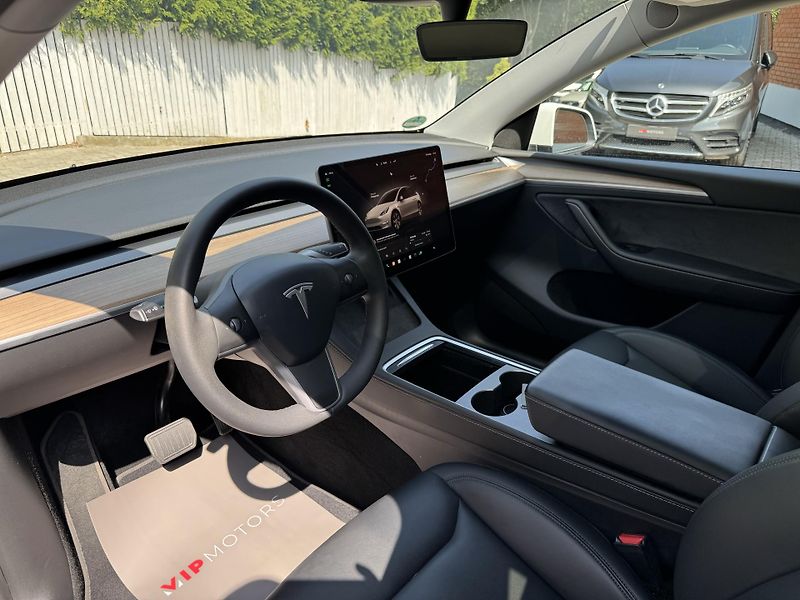 Tesla Model Y LONG RANGE 378KW-4x4-PANO-75KW - fotka 10 z 36