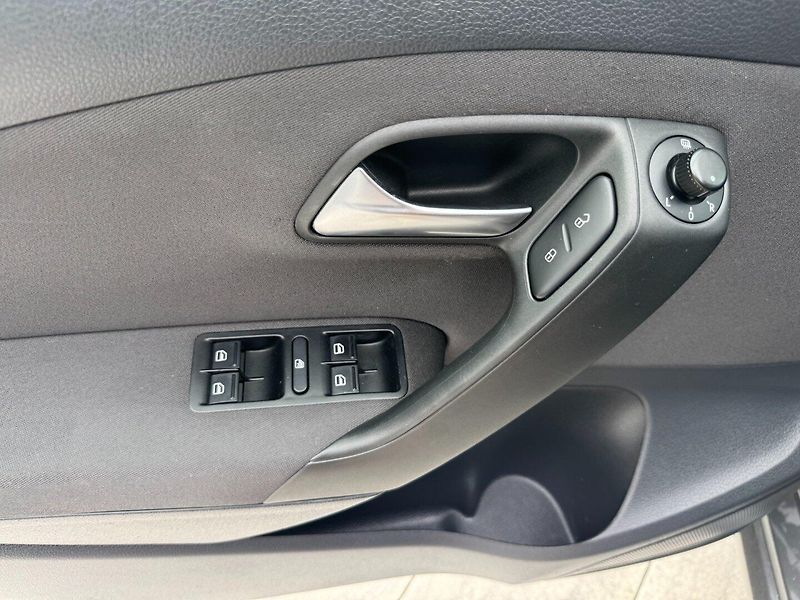 Volkswagen Polo (2011) Comfortline 1,4i 16V 63 Kw - fotka 26 z 28