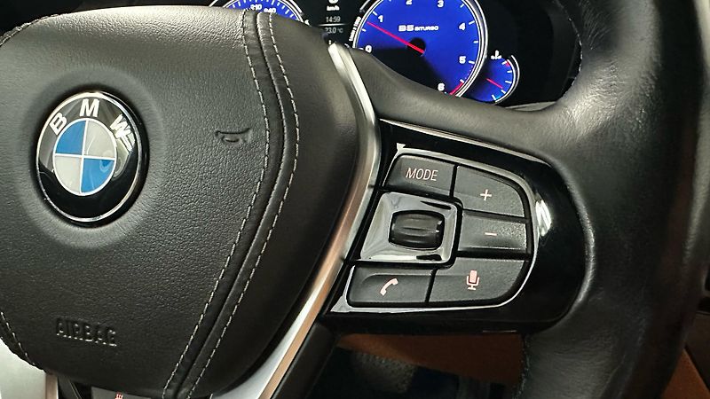 BMW Řada 5 XDIRVE/SPORT LINE/2 SADY GUM - fotka 52 z 55