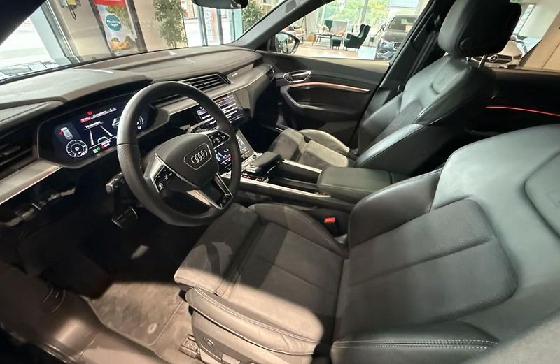 Audi Q8 e-tron 55 Q SoH 97% 360k Pano Vzduch - fotka 13 z 38