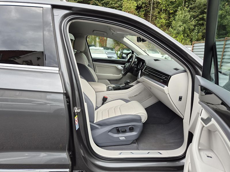 Volkswagen Touareg 3,0TDi 170kw 4x4 DSG TZ 19ALU - fotka 16 z 43
