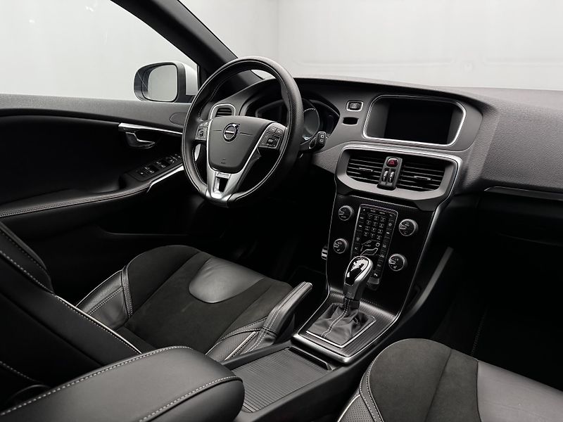 Volvo V40 T3 R-DESIGN AUT REZERVACE - fotka 24 z 47