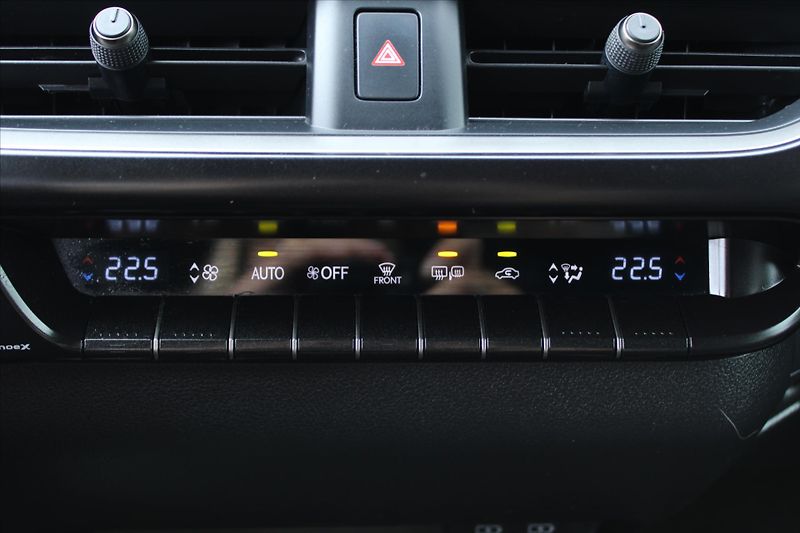 Lexus UX 250h 2.0 E-CVT 1.MAJITEL DPH ČR - fotka 25 z 27