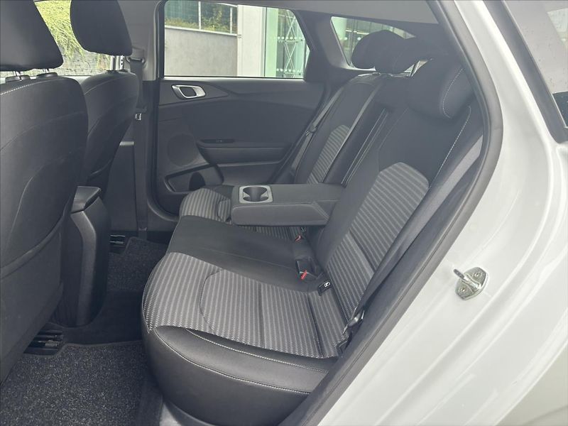 Kia Ceed 1,5 TGDi TOP ZÁRUKA CARPLAY - fotka 12 z 42
