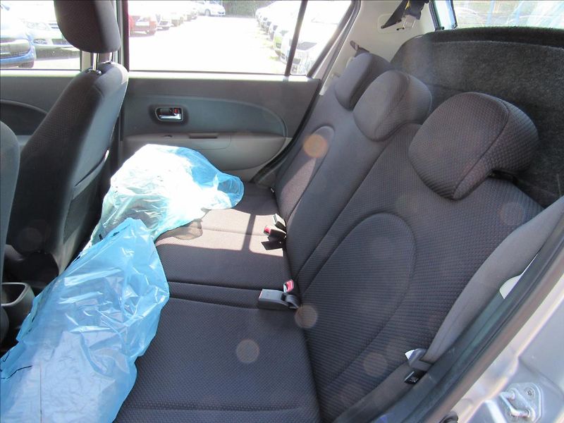 Daihatsu Sirion 1,3 i 64kW - fotka 10 z 29