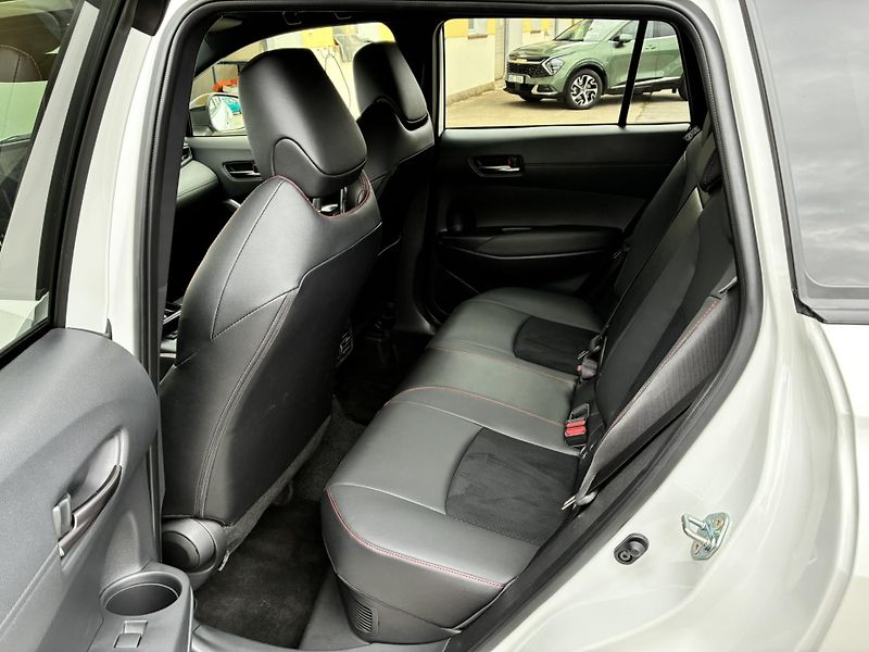 Toyota Corolla Cross 2.0 HSD e-CVT GR-Sport - fotka 11 z 22