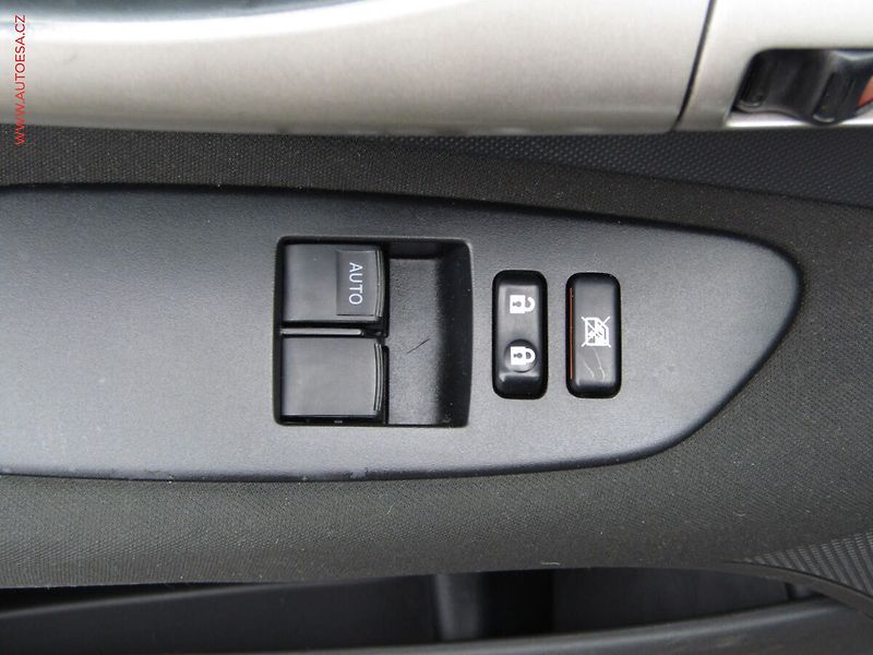 Toyota Auris (2010) 1.3 VVT-i, ČR, AC, výhřev - fotka 11 z 16