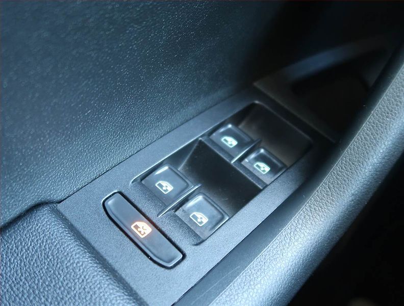 Škoda Octavia (2019) 1.6 TDI, Tempomat - fotka 15 z 19