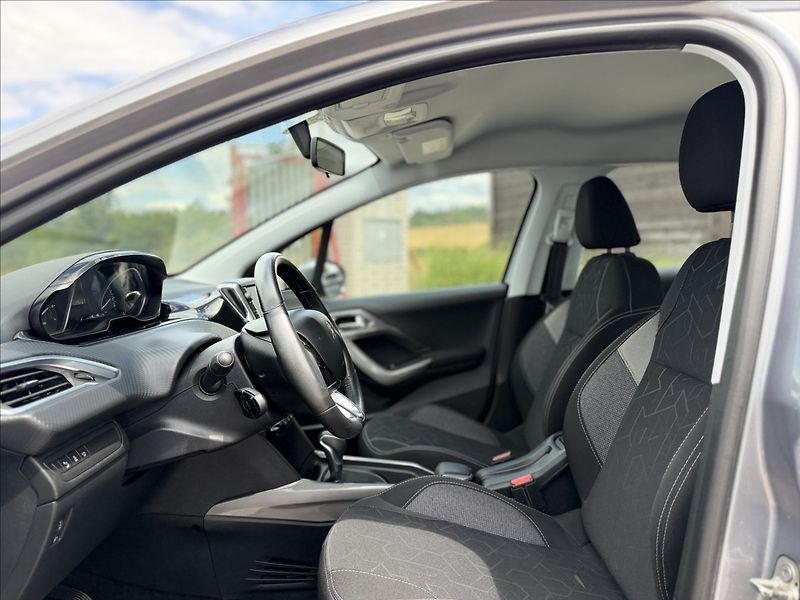 Peugeot 2008 1,2 81kW AUTOMAT,NAVI,NOVÉ ČR - fotka 9 z 32