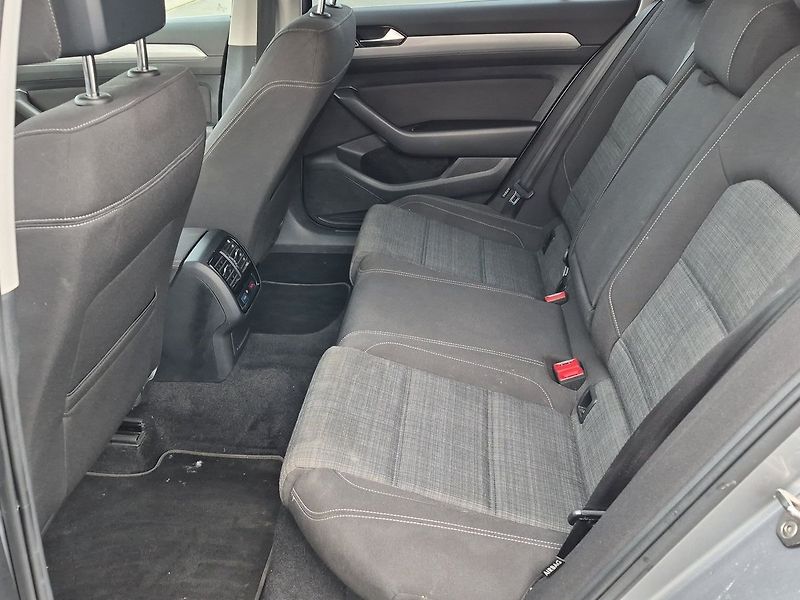 Volkswagen Passat Variant 1.5 TSI EVO Business - fotka 12 z 25