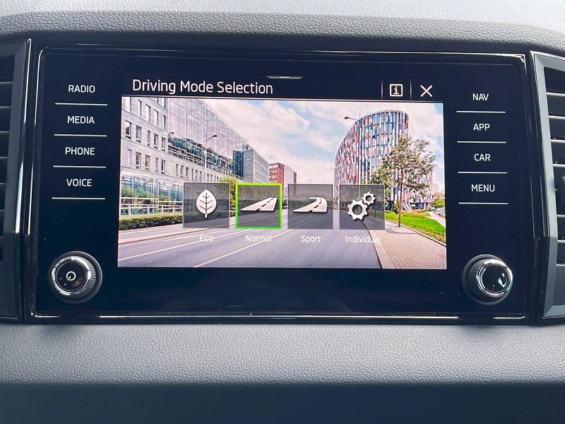 Škoda Karoq (2024) 1.5 TSI 110kW DSG SportLine - fotka 16 z 34