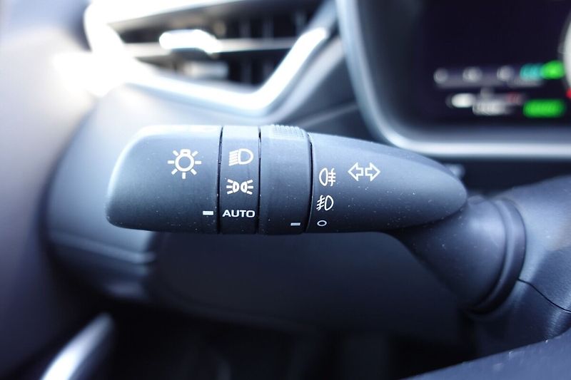 Toyota Corolla Cross 2,0 HEV Executive (bi-tone) 4x - fotka 28 z 34