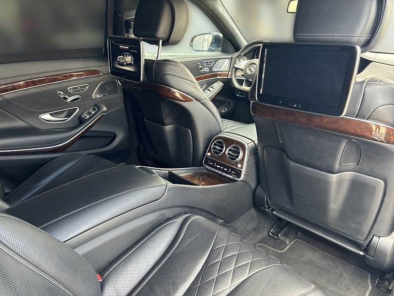Mercedes-Benz Třídy S 500 4MATIC L - fotka 17 z 18