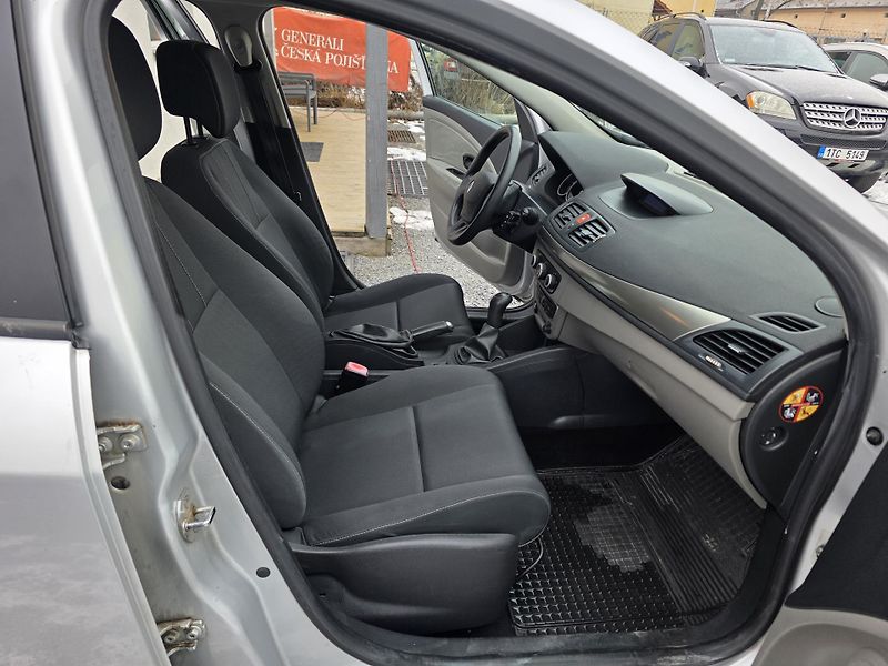 Renault Mégane 1.6 i Parkovací senzory  - fotka 19 z 20