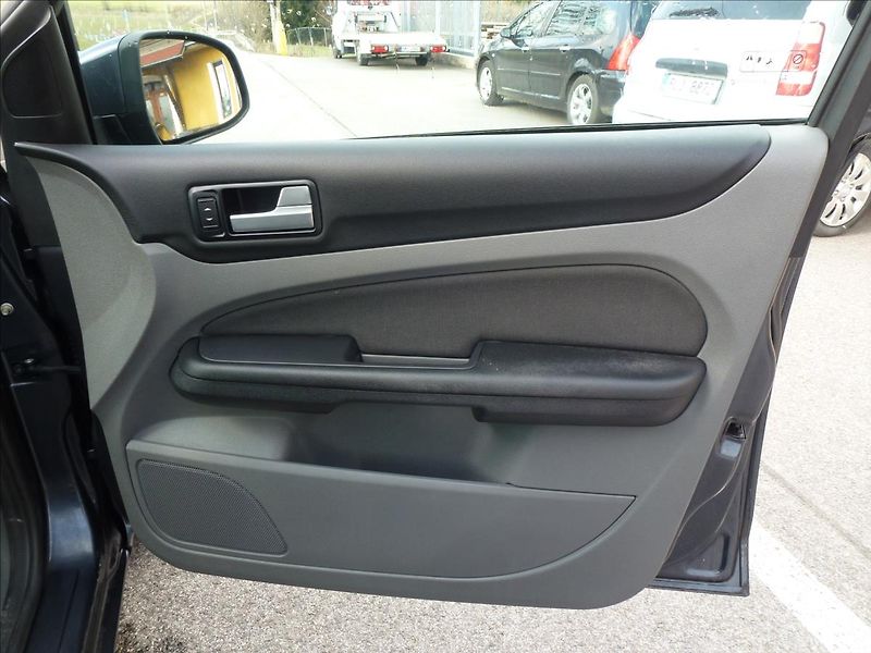 Ford Focus 1,6 16V  Elegance - fotka 24 z 48