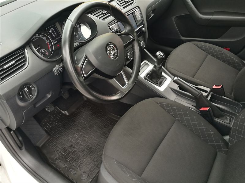 Škoda Octavia 1,6 TDI kombi - fotka 9 z 19