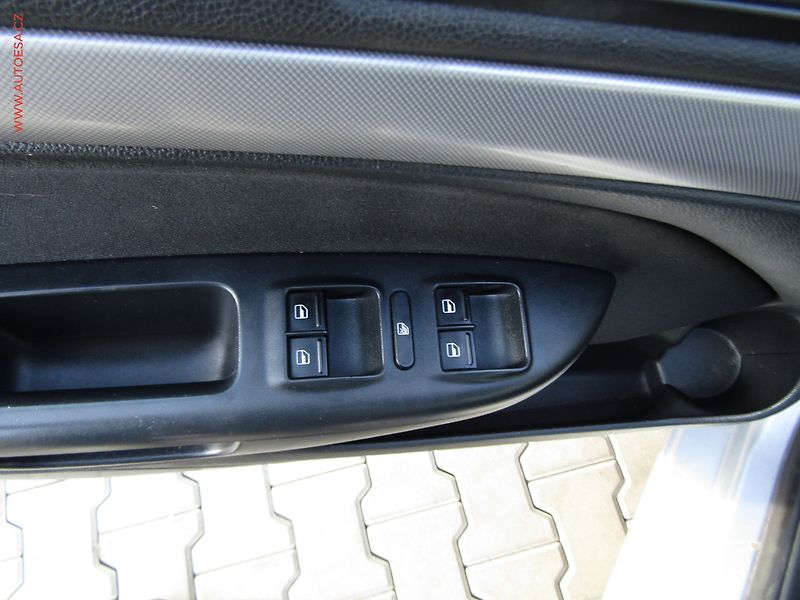 Škoda Octavia (2013) 1.6 TDi, ČR, Elegance - fotka 11 z 19