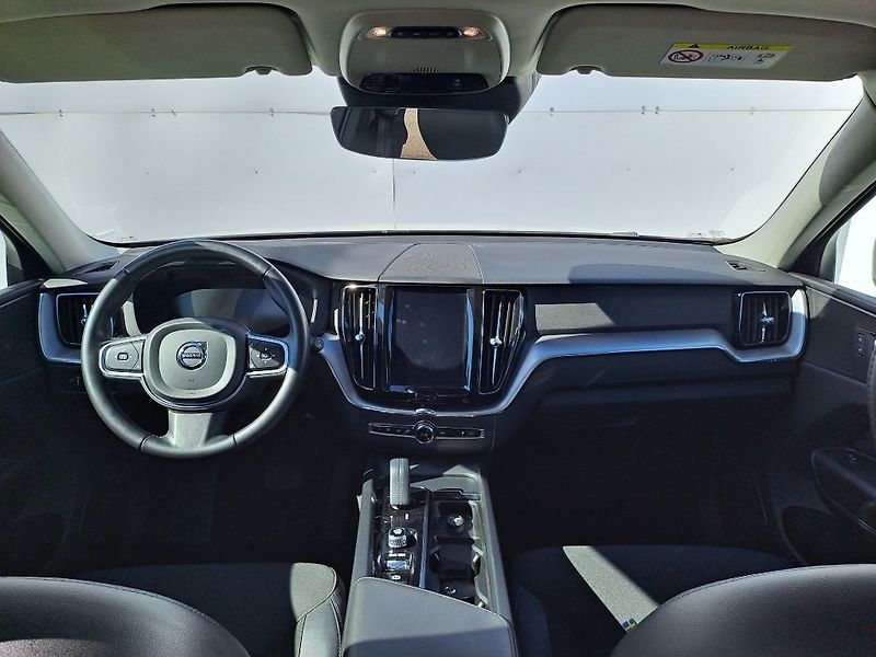 Volvo XC60 Momentum Pro B4 AWD 145kW - fotka 26 z 29