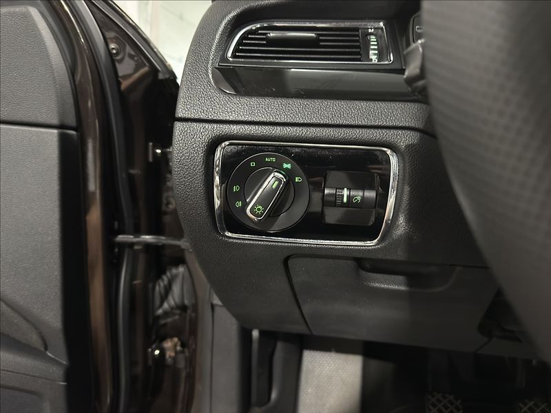 Škoda Superb 2,0   TDI 4X4 125KW ELEGANCE - fotka 12 z 31