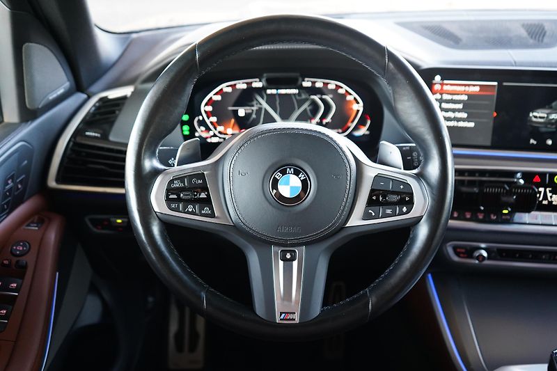 BMW X5 (2022) BMW X5 M50i - fotka 21 z 50