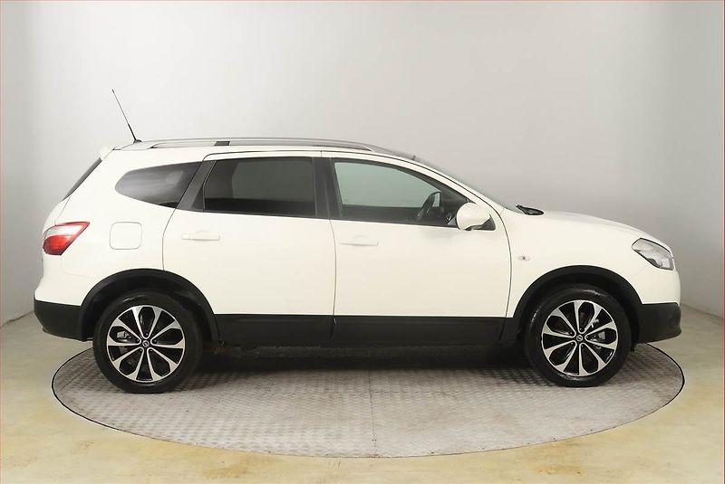 Nissan Qashqai (2012) Acenta 1.6 dCi, 4X4, 7 míst - fotka 6 z 22