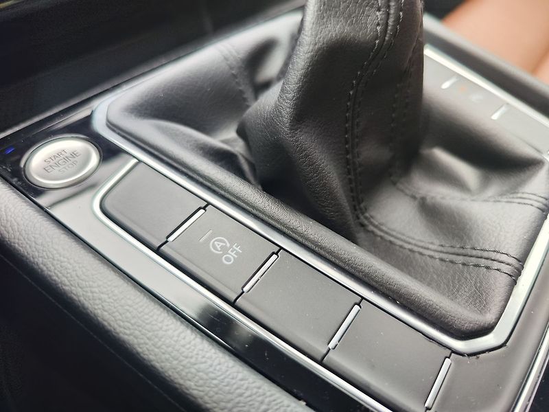 Volkswagen Passat 2.0 TDI/110kW Elegance - fotka 26 z 34