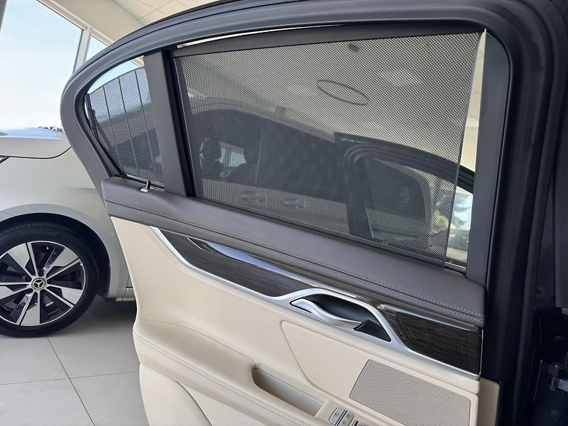 BMW Řada 7 750i xDrive*Laser*NočníVidění - fotka 39 z 47