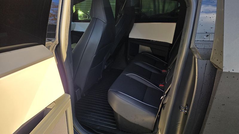 Tesla Cybertruck (2024) BEAST 844PS 3xMOTOR CZ - fotka 12 z 13