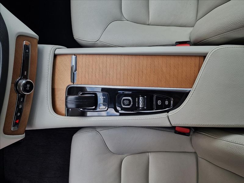 Volvo XC90 B5 AWD Momentum Pro Auto,1Maj - fotka 35 z 50
