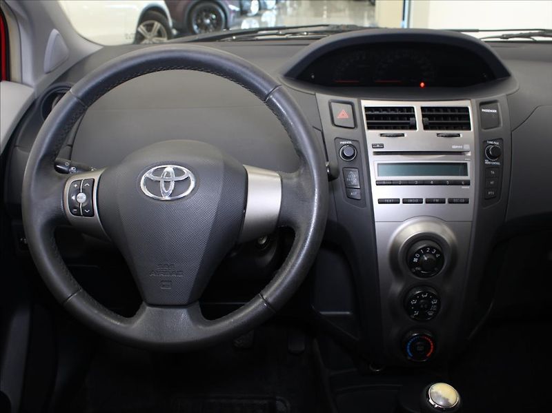 Toyota Yaris 1,3 i 73kW 2.maj.ČR STK - fotka 8 z 16