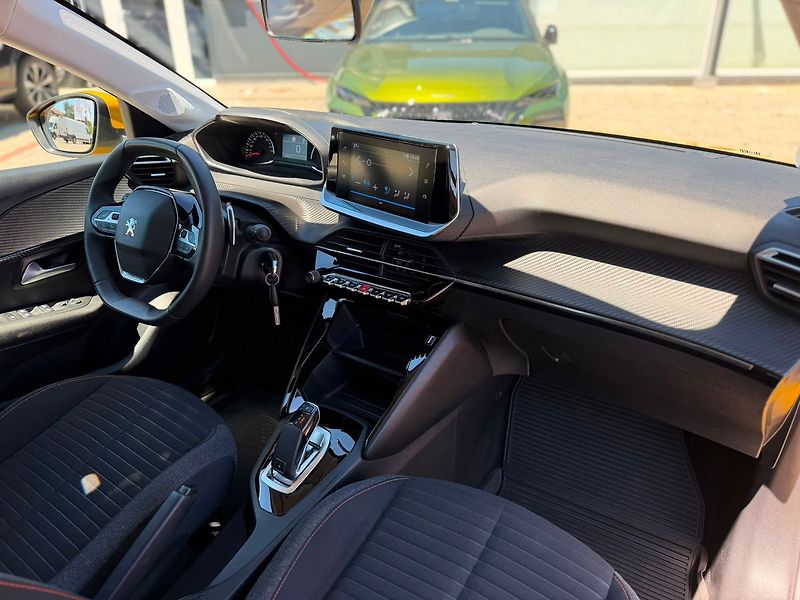 Peugeot 2008 ALLURE 1.2 PureTech 130 EAT8 - fotka 8 z 33