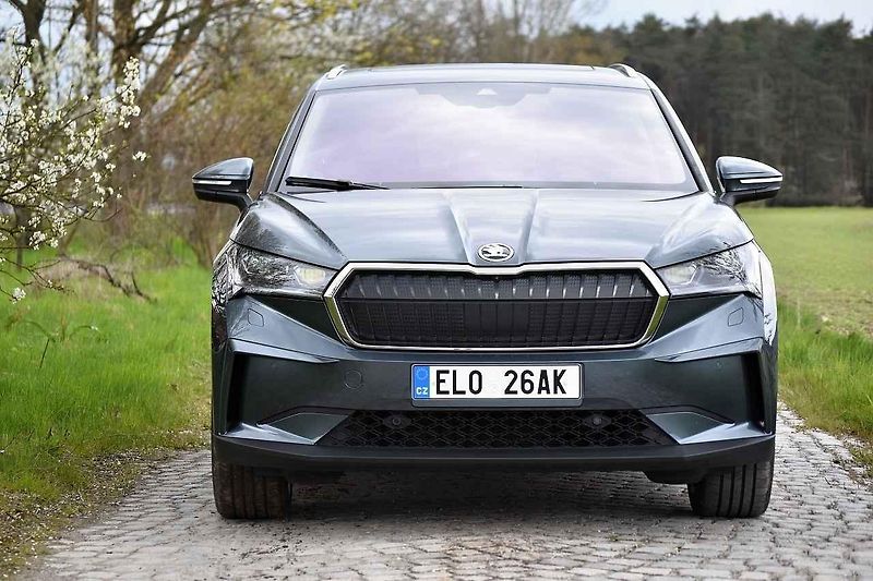 Škoda Enyaq iV při jízdě v chladném počasí