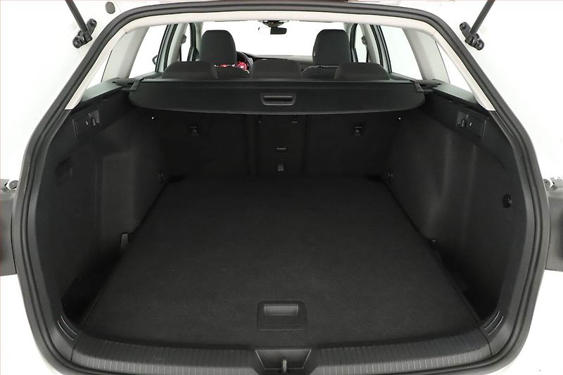 Volkswagen Golf (2024) Life 1.0 TSI - fotka 11 z 19