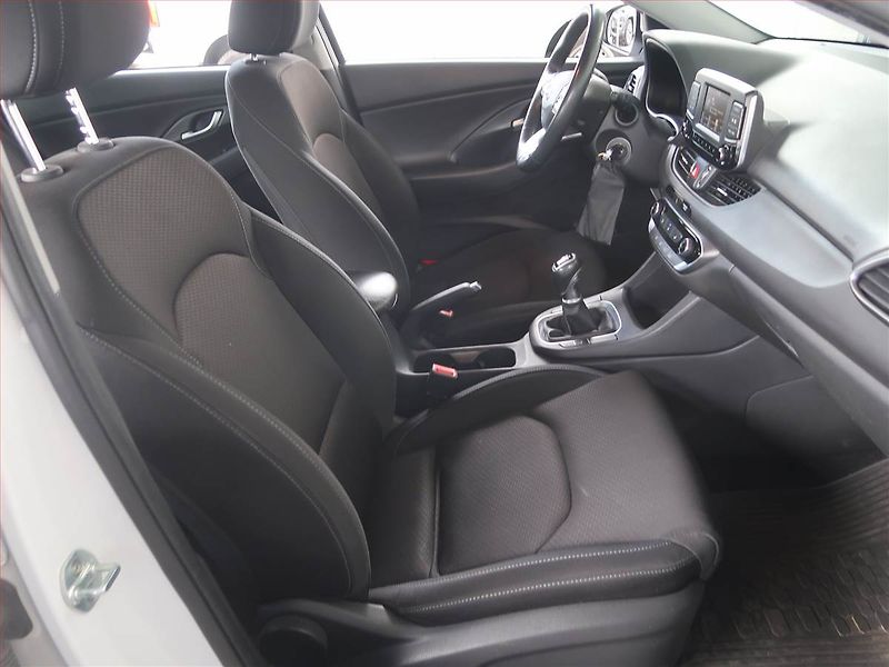 Hyundai i30 (2018) 1.0 T-GDI, Tempomat - fotka 9 z 17