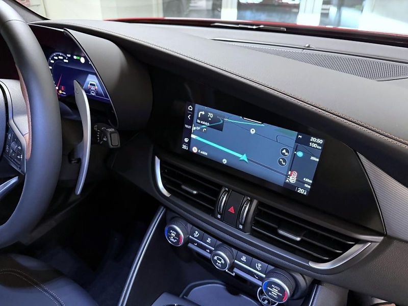 Alfa Romeo Giulia (2026) 2.0T 280k AT8 ZF Q4 4x4 Intens - fotka 12 z 23