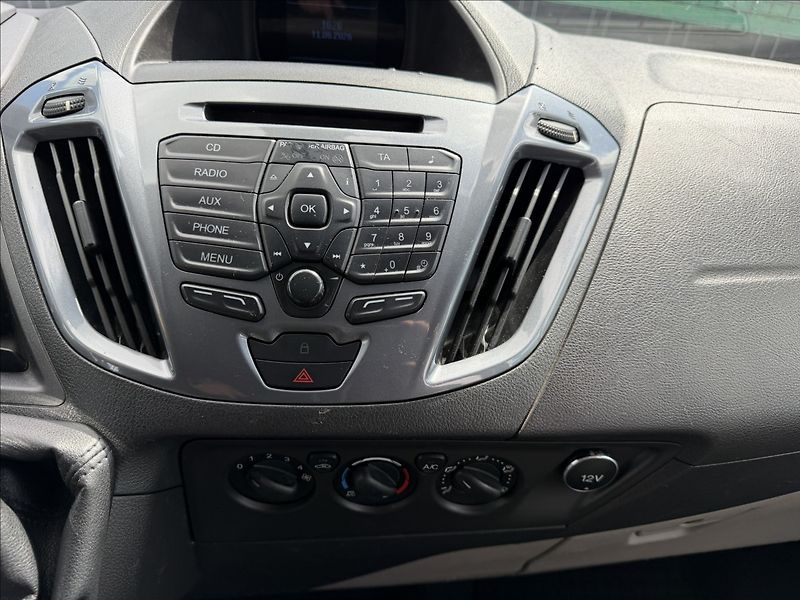 Ford Tourneo Custom 2.2 TDCi Titanium 8míst - fotka 10 z 22