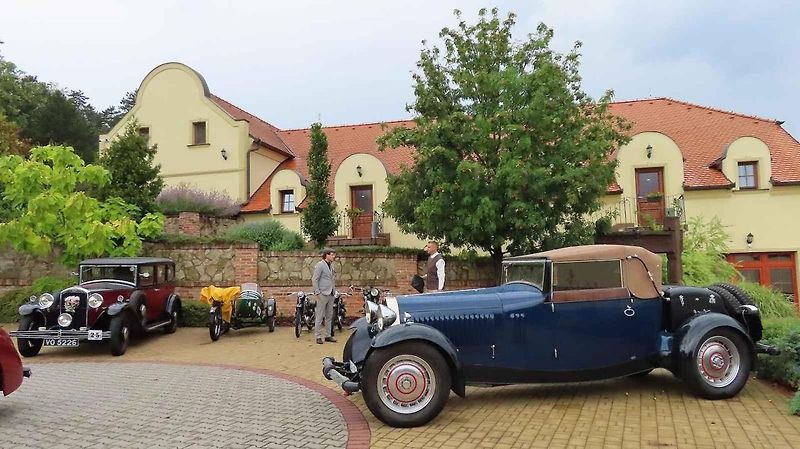 Pálavský Oldtimer přilákal na Břeclavsko desítky elegantnch veteránů.