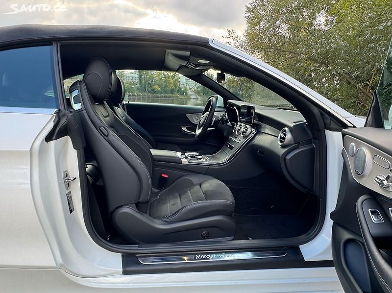 Mercedes-Benz Třídy C CABRIO 300d AMG - fotka 26 z 49