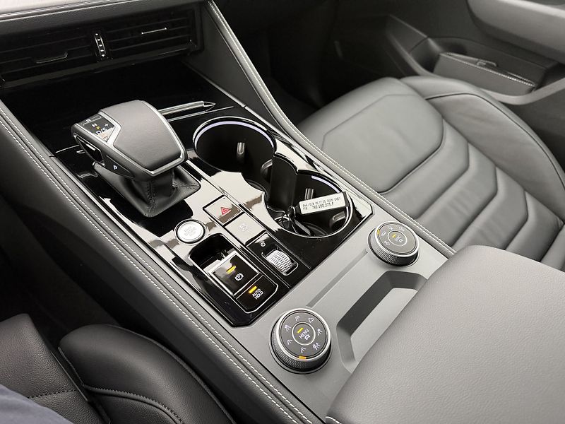 Volkswagen Touareg 3.0Tdi*1-MAJ*DPH*REZERVACE* - fotka 28 z 49
