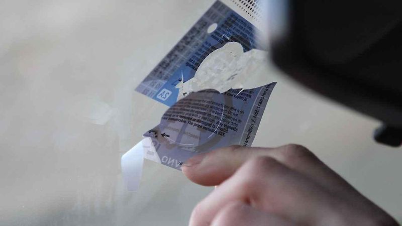 Z ohleduplnosti k čelnímu sklu jsme začali plastovou škrabkou
